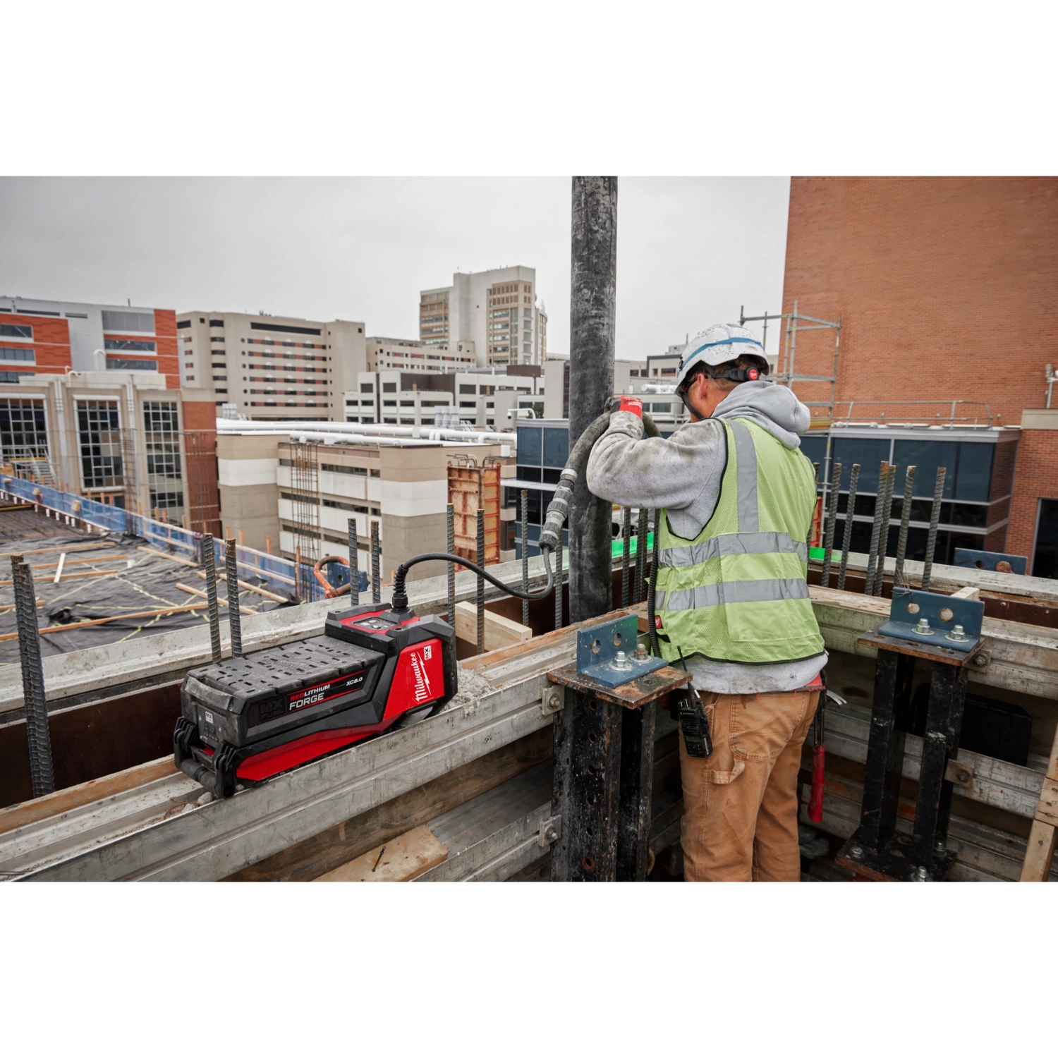 Milwaukee MXF CVHF-0 MX Fuel accu hoogfrequent betontrilnaad body-image