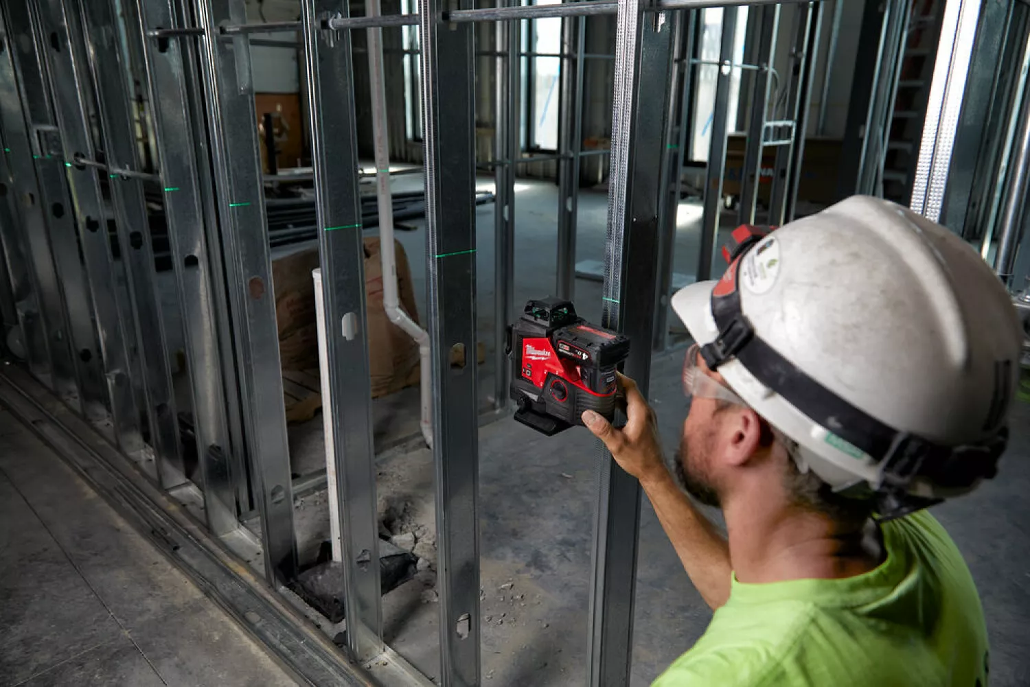 Milwaukee M12 3PL-0C 12V Li-Ion batterie laser croisé dans un coffret - 3 lignes - Vert - 38m-image