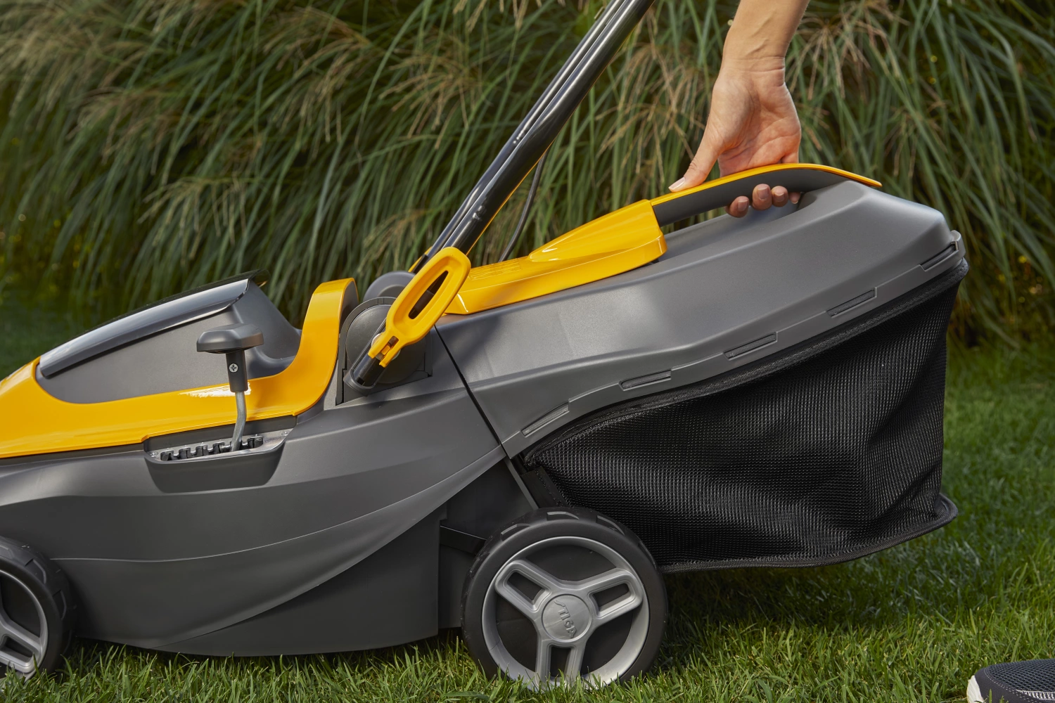 Stiga COLLECTOR 136e Kit tondeuse sans fil (2x 2.0Ah) - 35L - 250m²-image