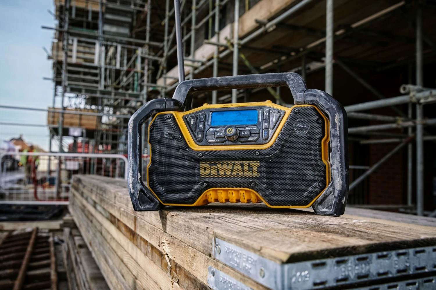 DeWALT DCR029 18V Li -ion Battery Dab + Bouwradio avec fonction de charge - Fonctionne sur netsstroom & batterie-image