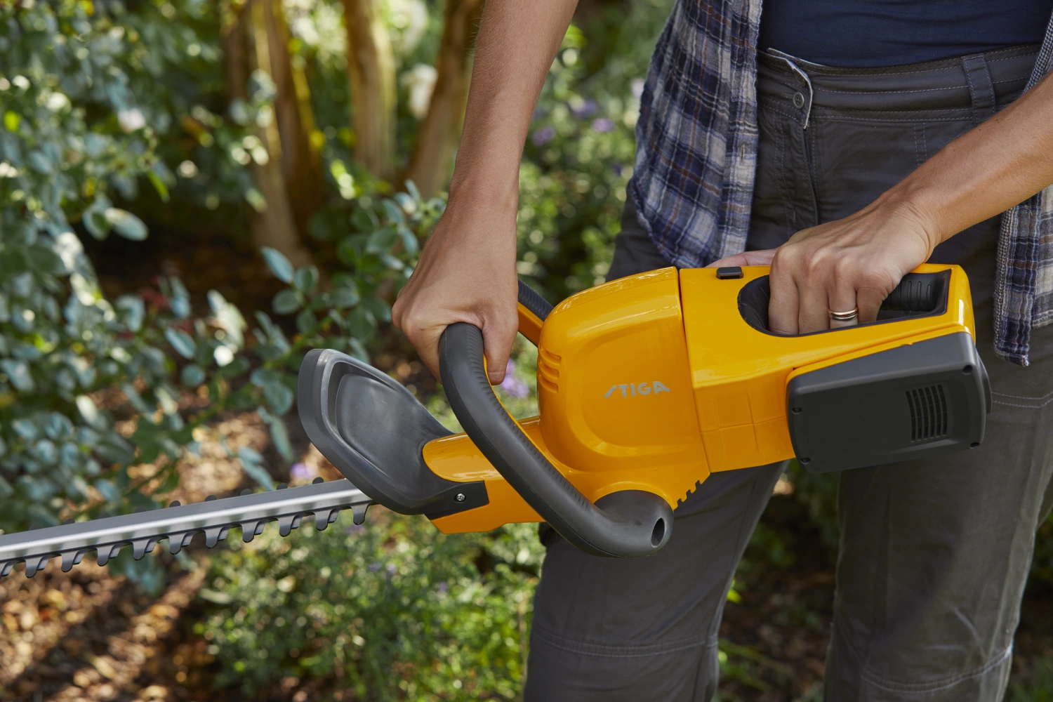 Stiga HT 100e Kit Accu heggenschaar set (1x 2,0Ah) - 50cm - 25mm-image