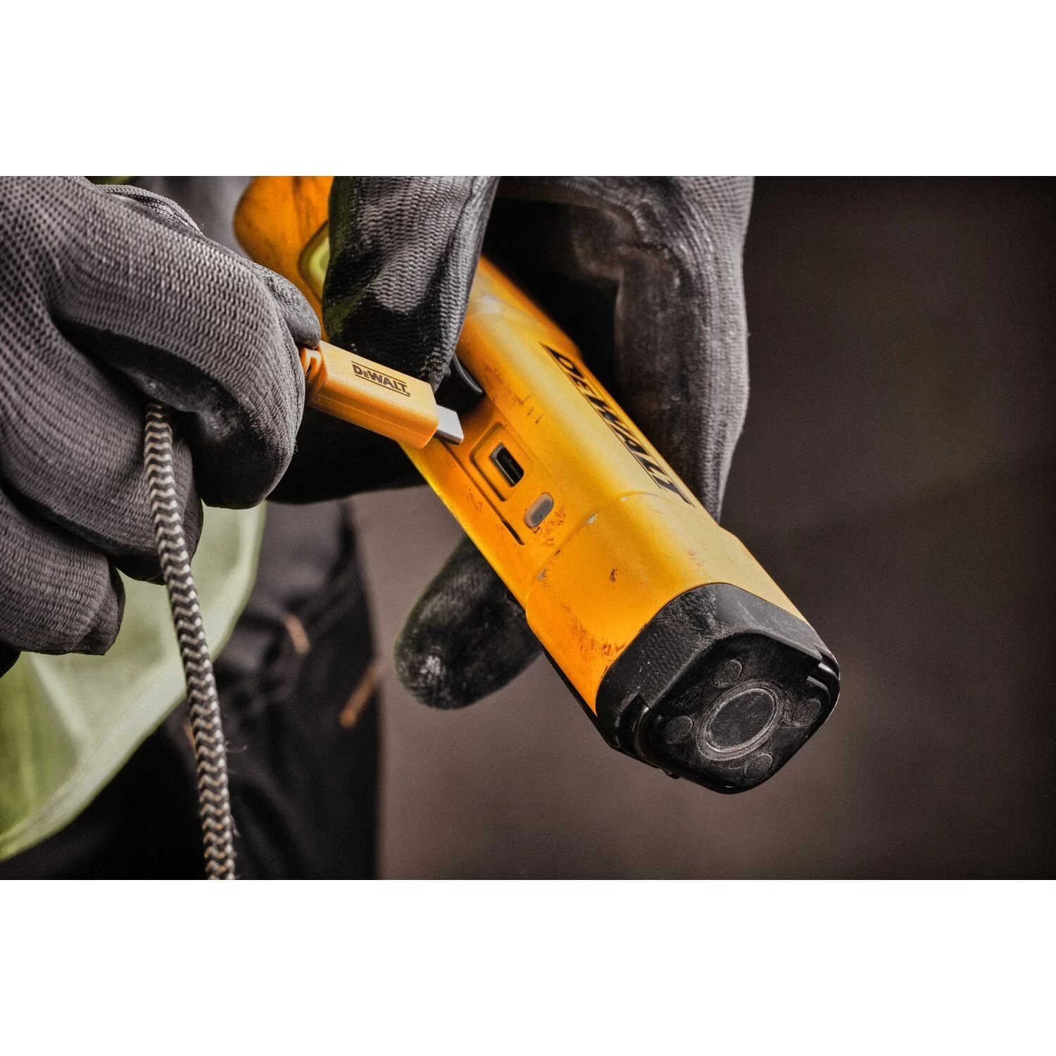 DeWALT DCL183-XJ Lampe de poche USB-C-image