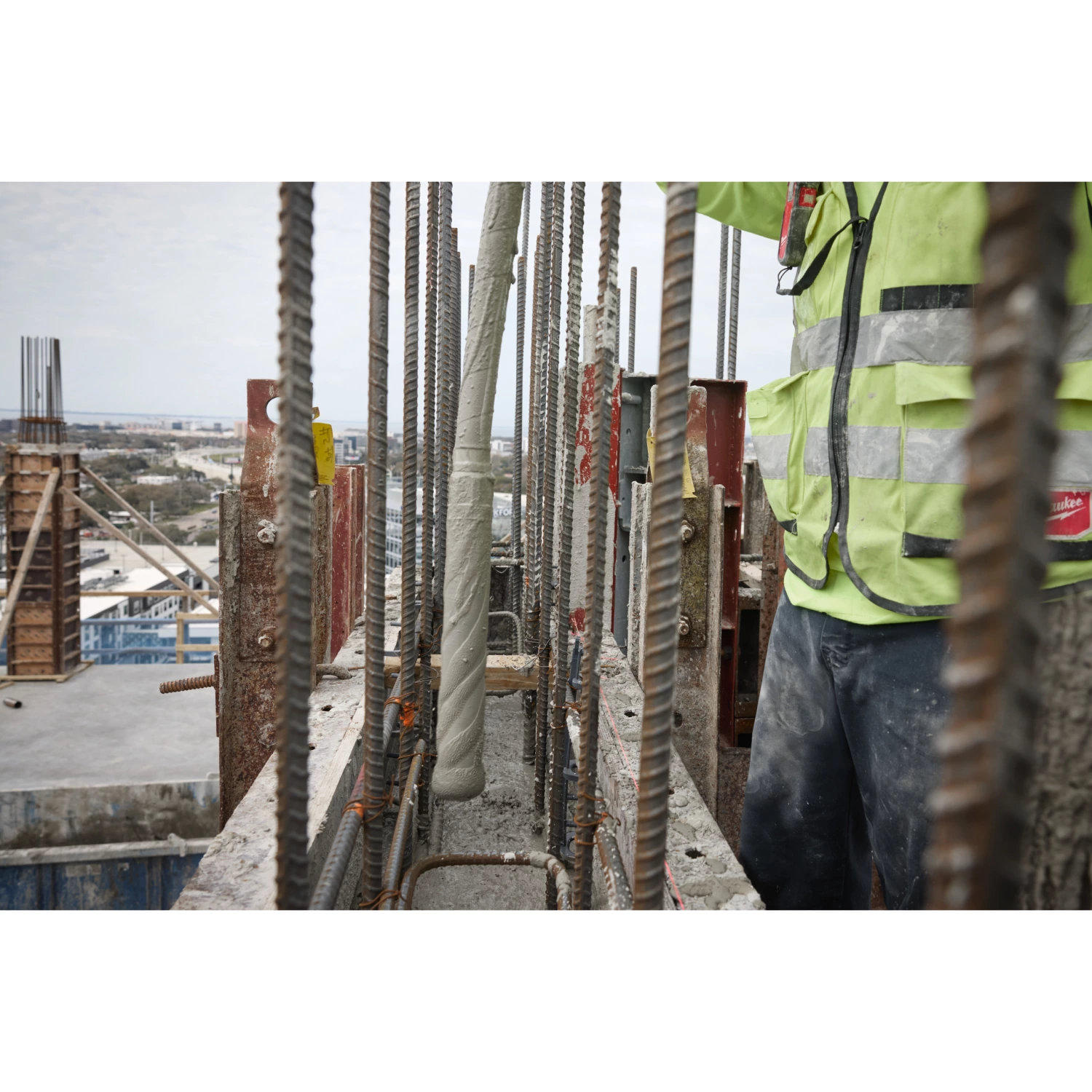 Milwaukee MXF CVHF-0 MX Fuel accu hoogfrequent betontrilnaad body-image
