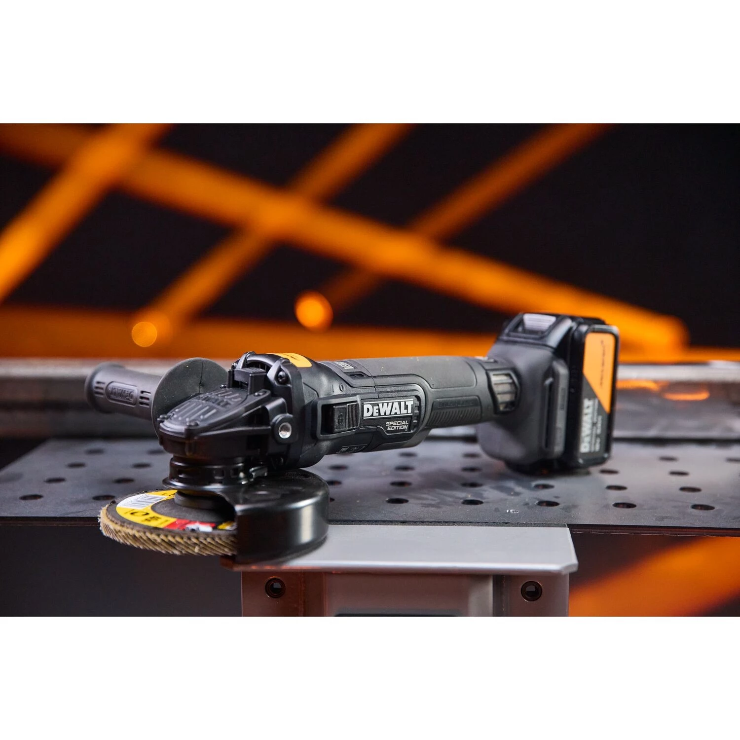 DeWALT X MCLAREN DCG45MP2T-QW 18V XR accu haakse slijper set (2x 5.0Ah accu + lader) - 125mm-image