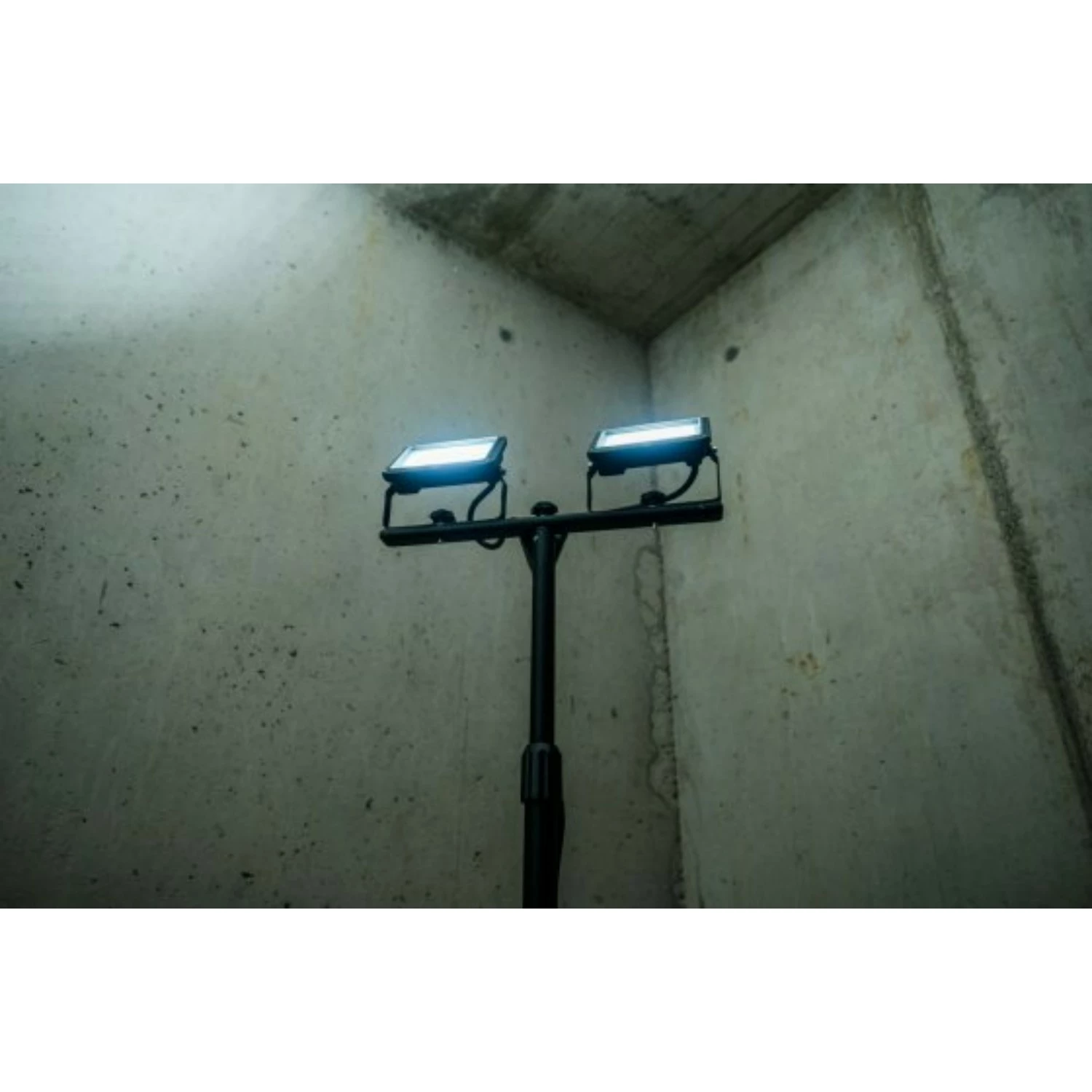 Brennenstuhl JARO 6060 T Lampe de chantier à LED avec trépied - 4800lm-image