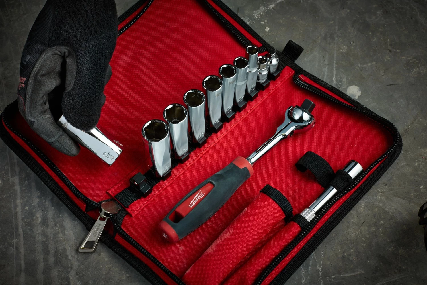 Milwaukee 4932501196 Jeu de 12 clés à cliquet et douilles FOUR FLAT™ - dans un étui - 3/8”-image