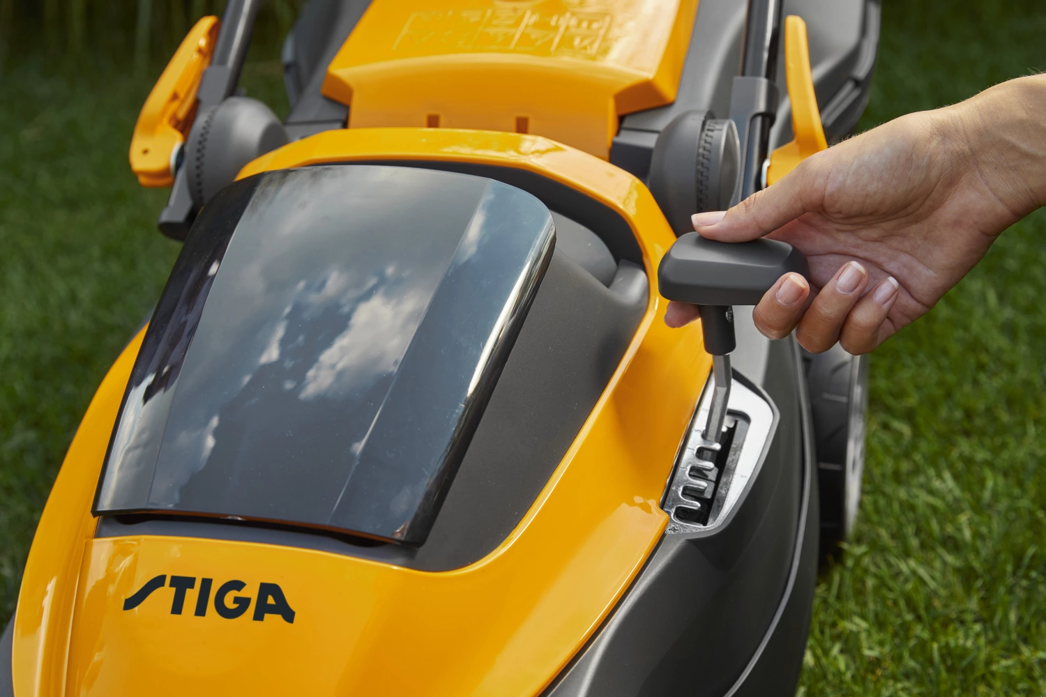 Stiga COLLECTOR 136e Kit tondeuse sans fil (2x 2.0Ah) - 35L - 250m²-image