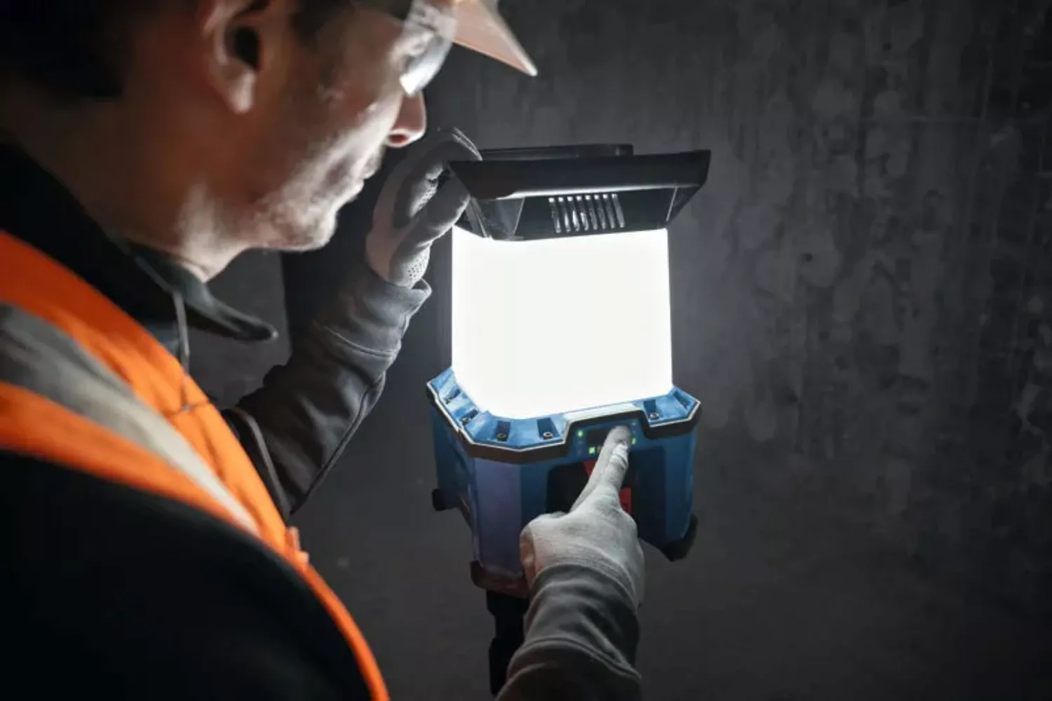 Bosch GLA 18VH-7500 Lampe de chantier sans fil 18 V avec câble d'alimentation secteur - 7500 lumens-image