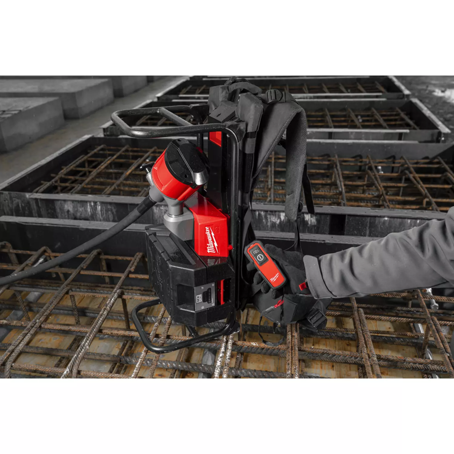 Milwaukee MXF CVBP-602 MX Fuel accu ruggedragen beton trilnaad set (2x 6.0Ah accu)-image