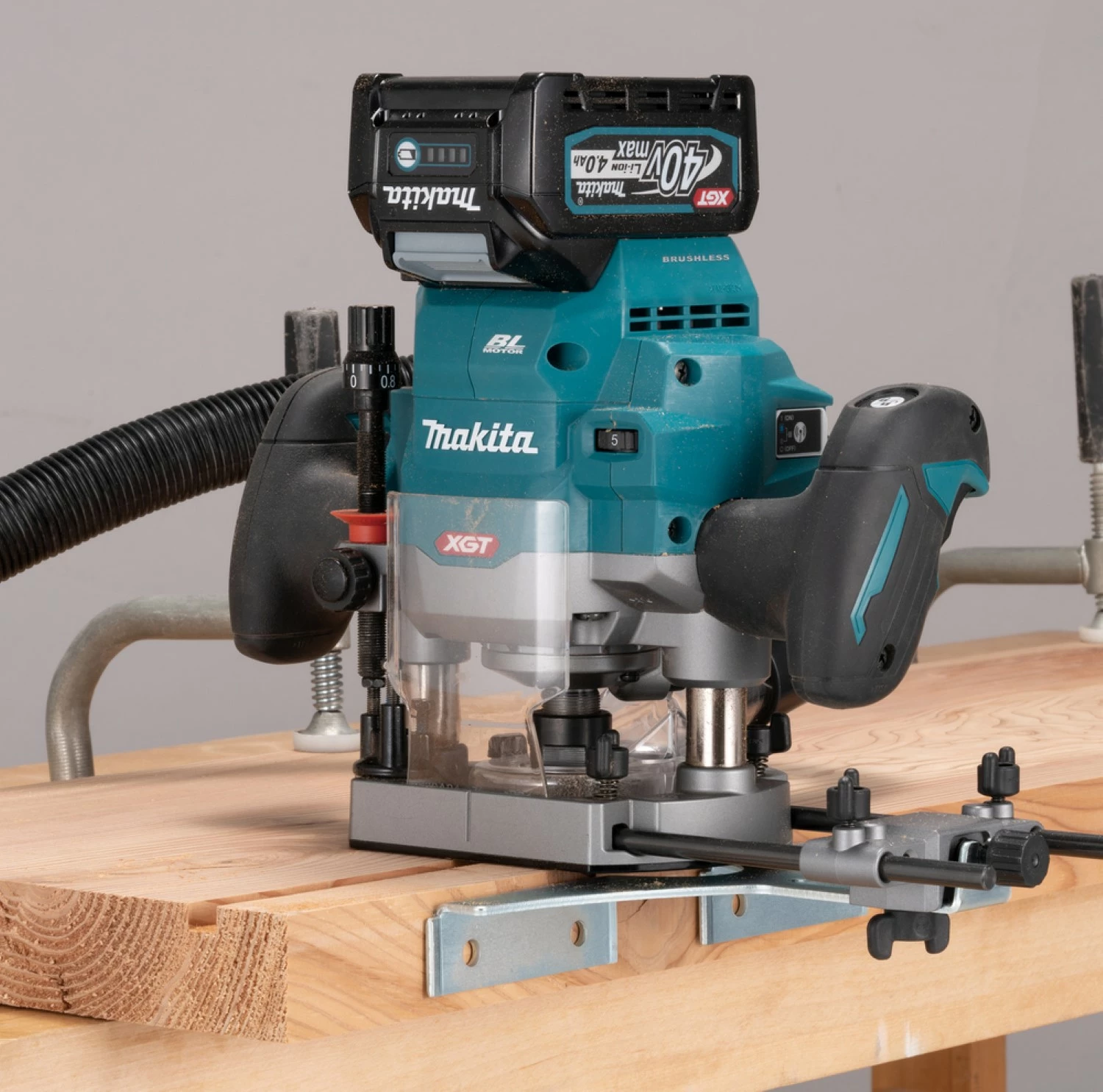 Makita RP001GZ02 XGT 40V Max Défonceuse dans Mbox - 1900W - 12 mm-image