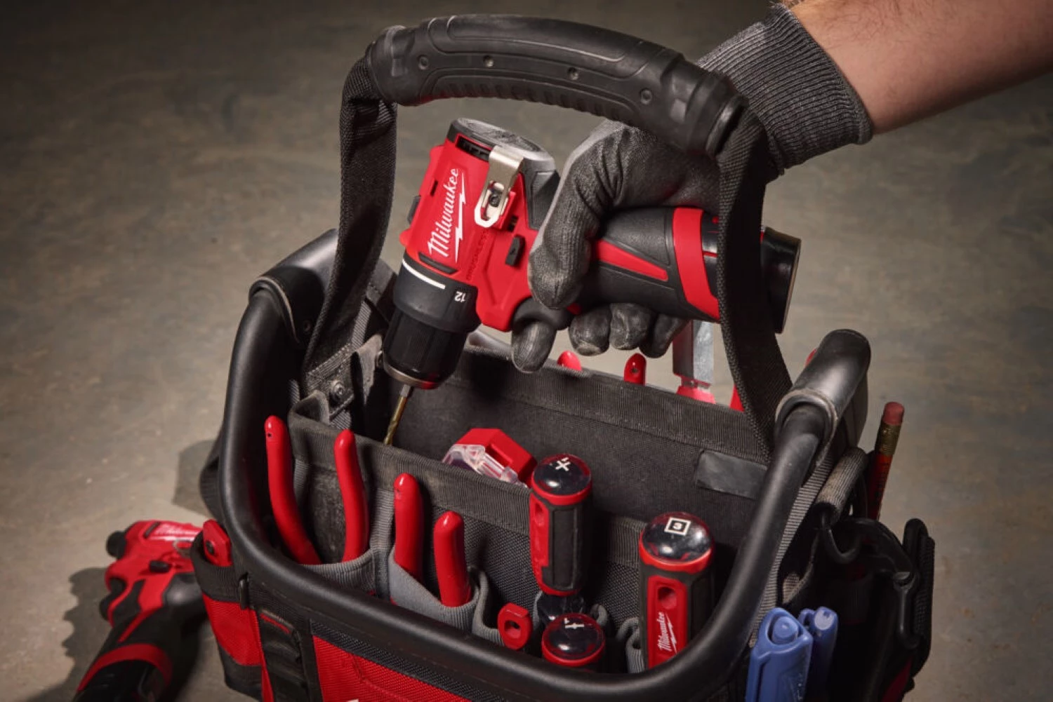 Milwaukee M12 BLDDRC-201B Perceuse-visseuse sans fil Li-ion 12V (1x batterie 2.0Ah) dans un sac-image