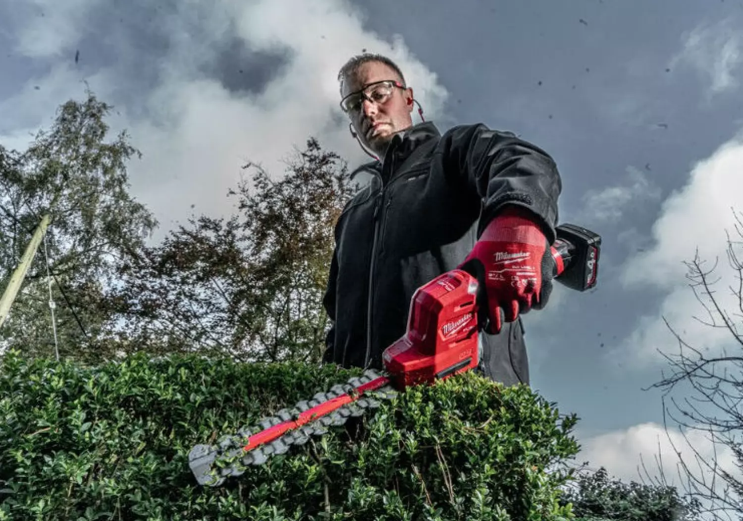 Milwaukee M12 FHT20-402 M12 FUEL™ 12V Li-Ion accu heggenschaar set (2x 4,0 Ah) - 200 mm - koolborstelloos-image