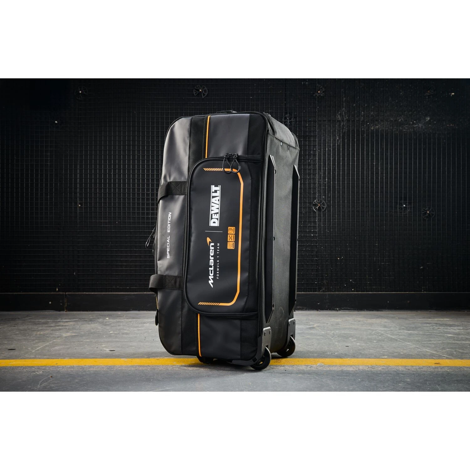 DeWALT DWST83522-9 McLaren Gereedschapstas met wielen - 28"