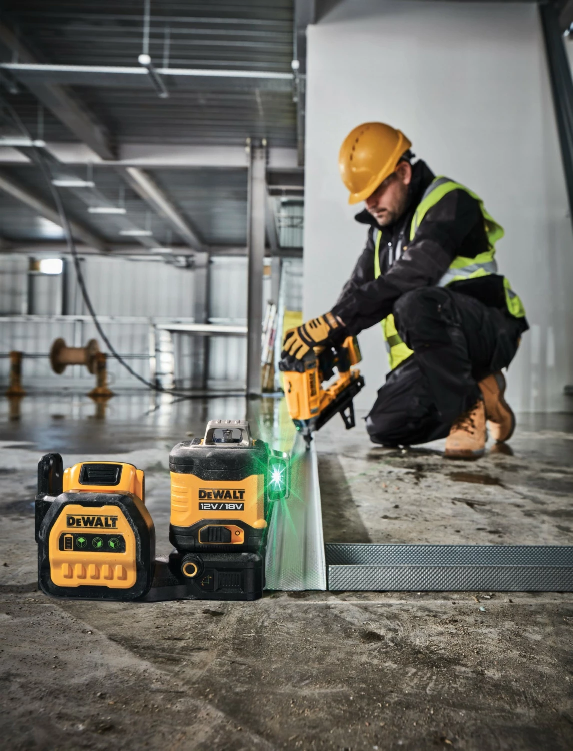 DeWALT DCE089D1G18 12V / 18V Li-ion accu zelfnivellerende 3x 360 graden kruislijnlaser set (1x 2.0Ah accu) in koffer - 3 lijnen - 30m - groen-image