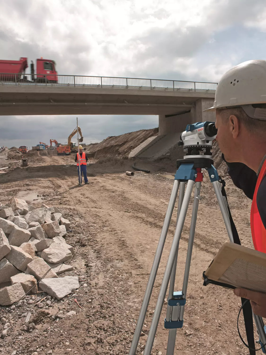 Bosch GOL 32 D Appareil optique de mesure du niveau d'humidité avec facteur d'agrandissement - 120 mm - dans un coffret-image