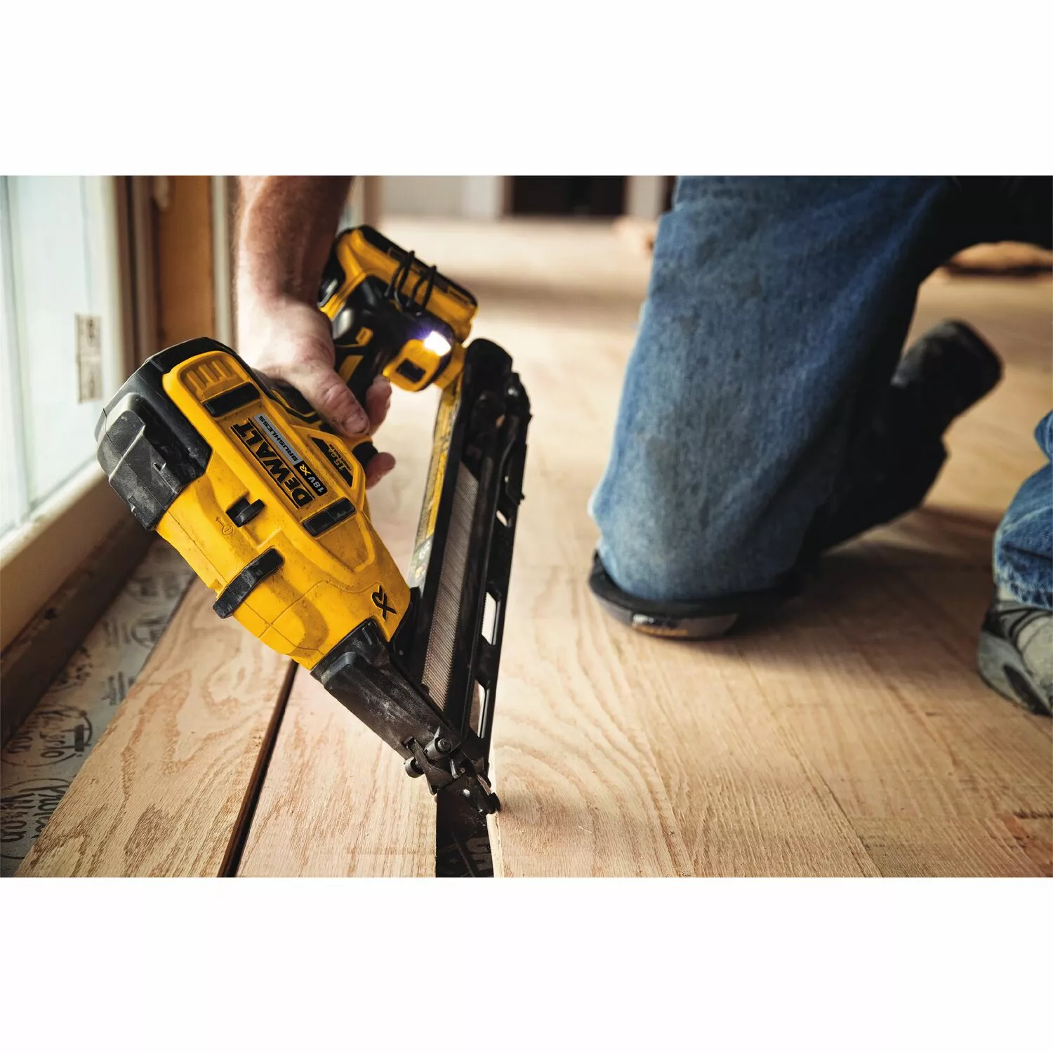 DeWALT DCN650P2-QW 18V Li-ion XR accu afwerktacker (2x 5.0Ah) in TSTAK-image