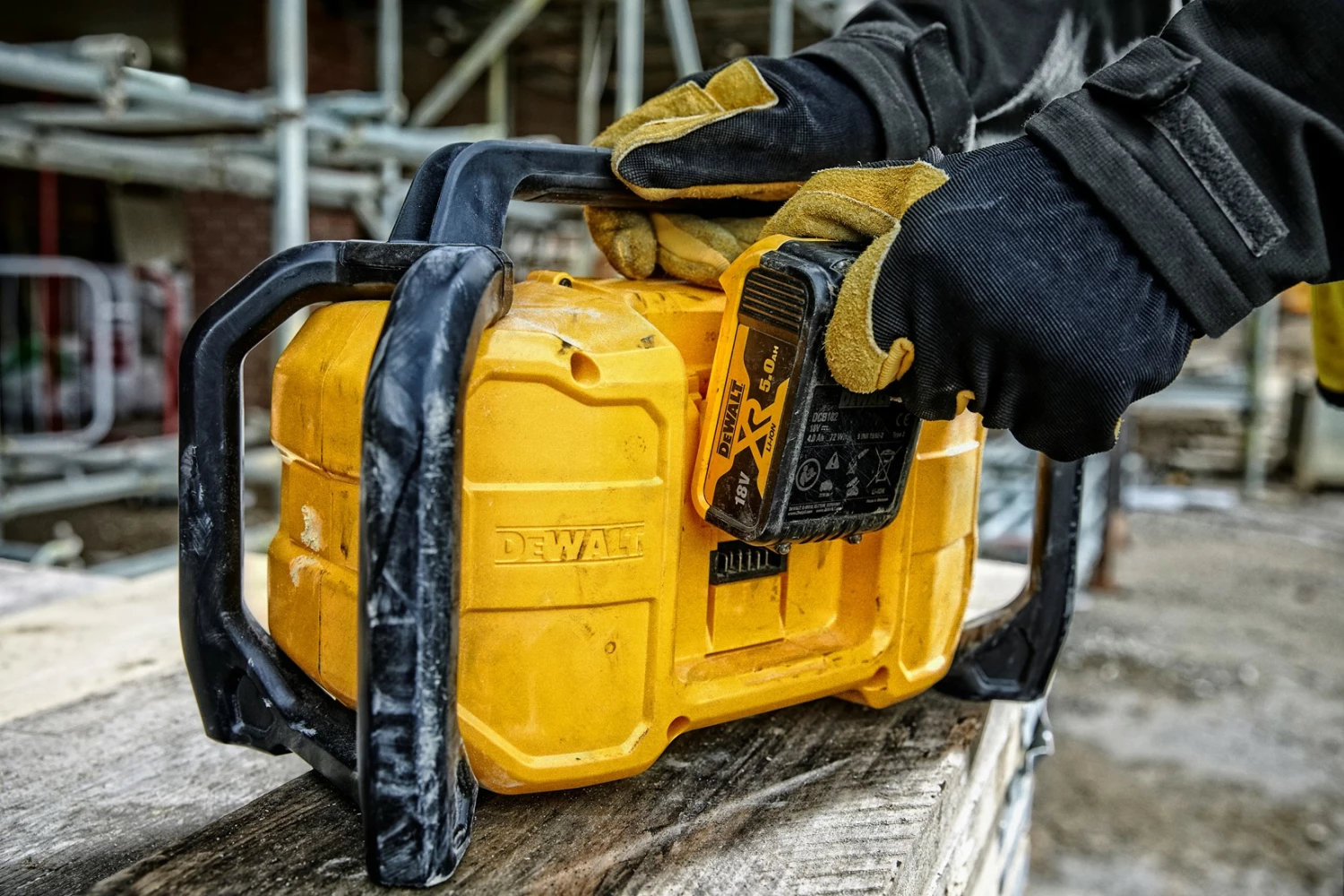 DeWALT DCR029-QW 18V Li-ion XR batterie DAB+ Radio de chantier avec fonction de recharge - fonctionne sur secteur et batterie-image