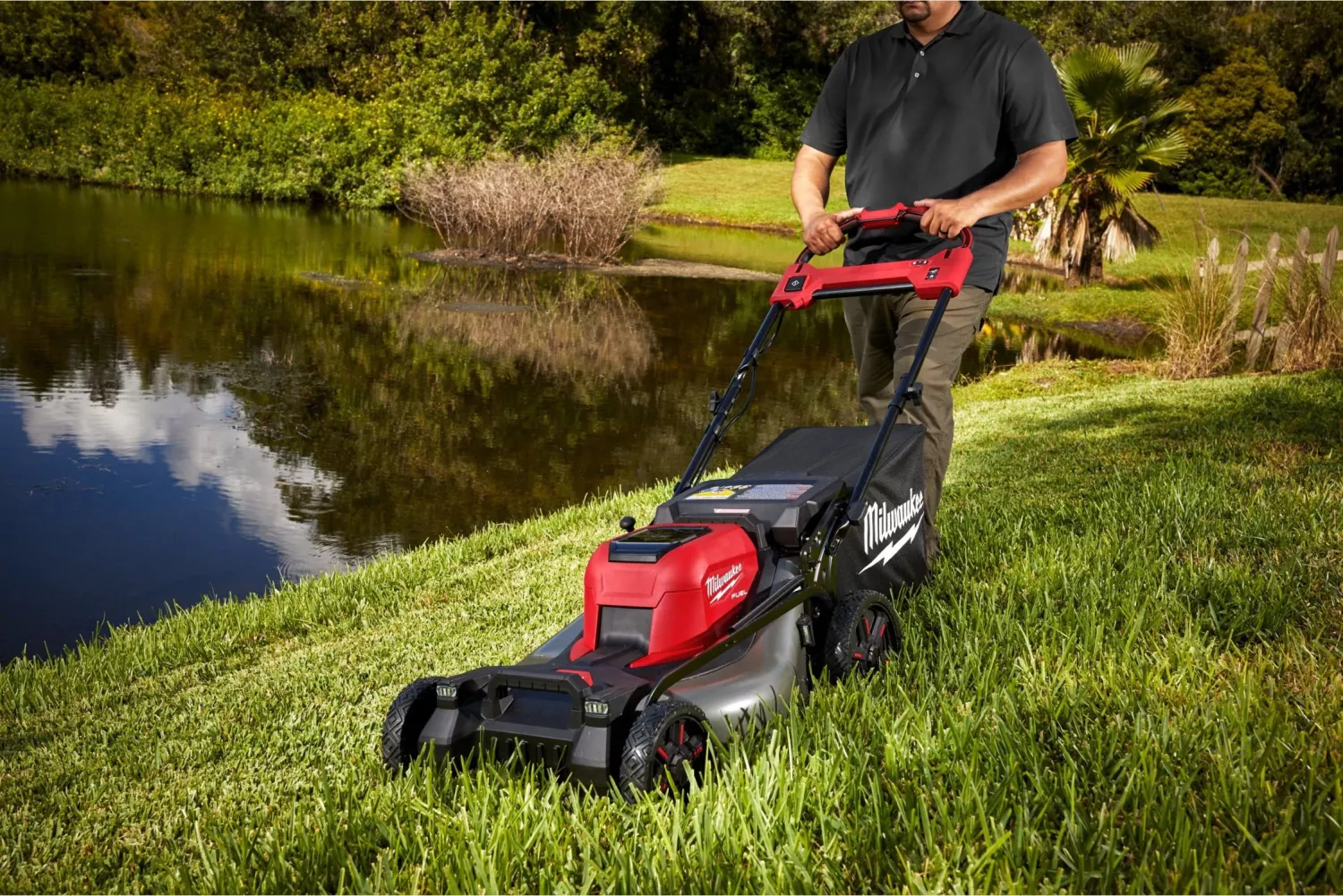 Milwaukee M18 F2LM53-122 FUEL 36V (2x18V) Li-ion accu zelfrijdende grasmaaier set (2x 12.0Ah Forge accu) - 53cm-image