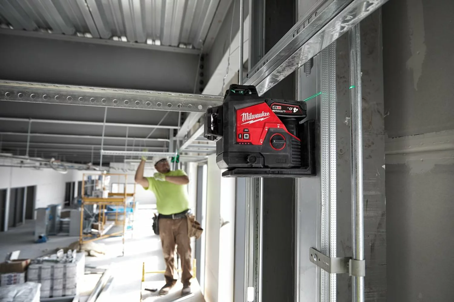 Milwaukee M12 3PLKIT-401P Kit laser sans-fil - 12V Li-Ion - (1x 4,0 Ah) - coffret - 3 lignes - Vert - 38 m-image