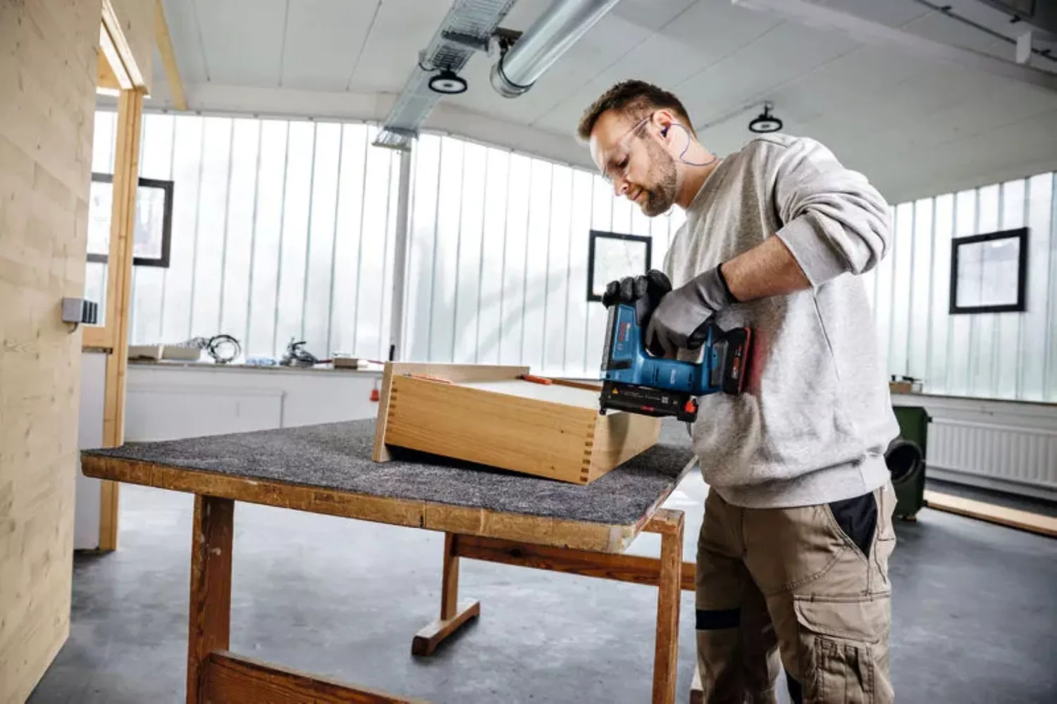 Bosch GNH 18V-35 Batterie 18 V pour agrafeuse à bois - 0,6 mm - 15-35 mm - droite-image