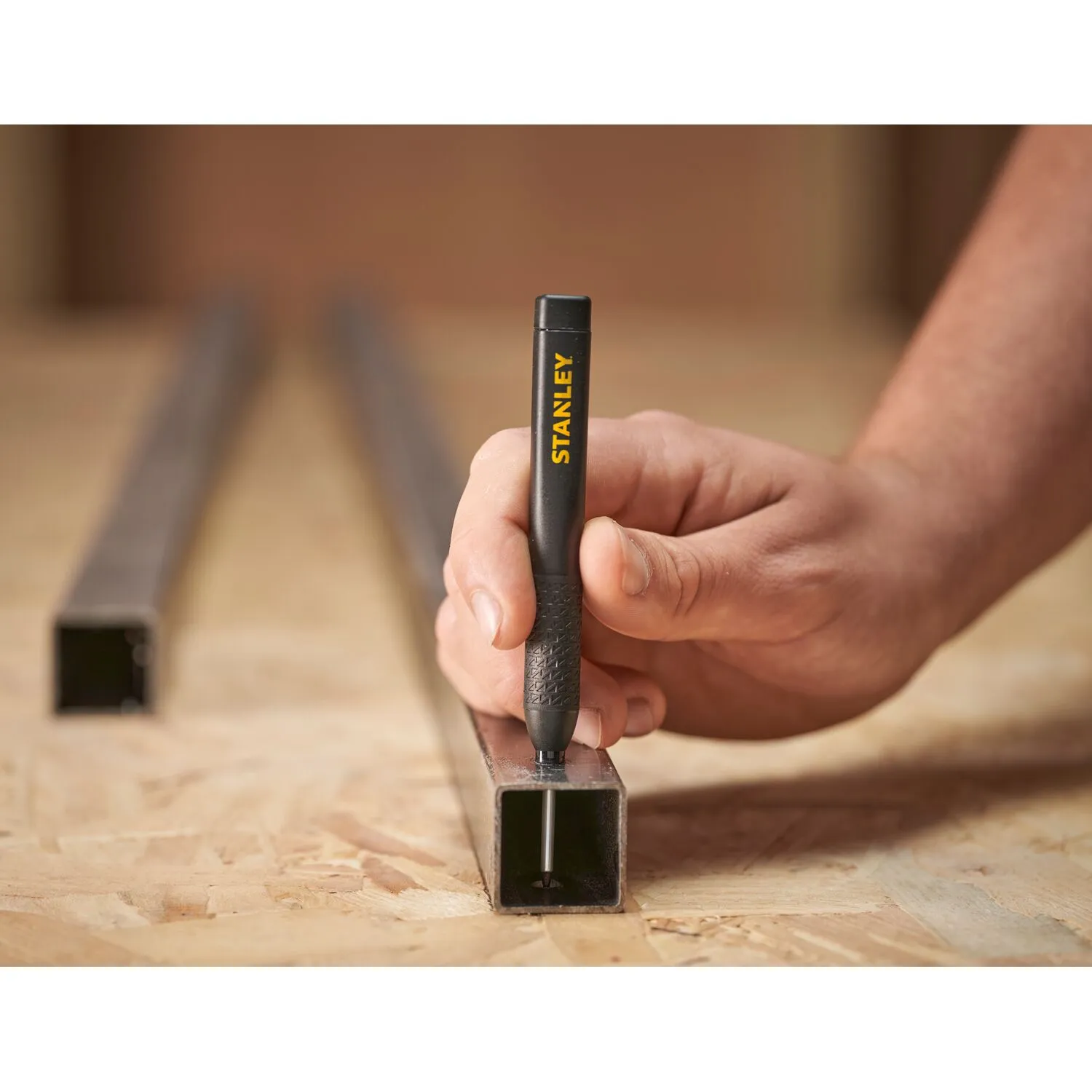 Stanley STHT47011-0 Markeerstift voor diep bereik met holster - Zwart/Rood