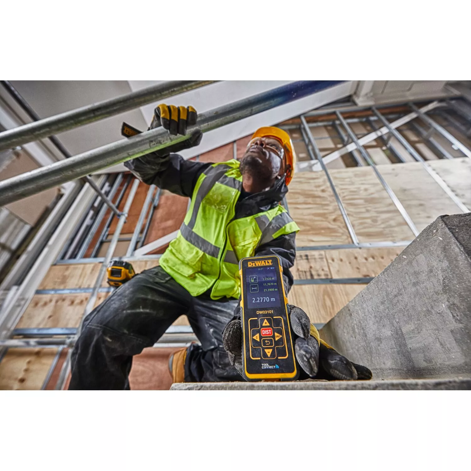 DeWALT DW03101-XJ Afstandsmeter in tas - Bluetooth -100m - rood - IP54-image