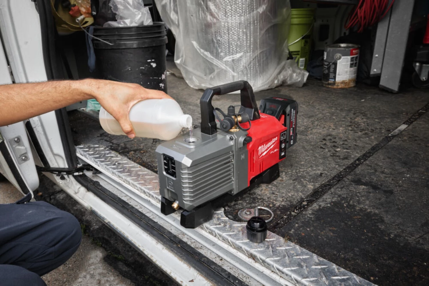 Milwaukee M18 FVP5-801 18 V Li-ion Pompe à vide sans fil (1 batterie 8,0 Ah)-image