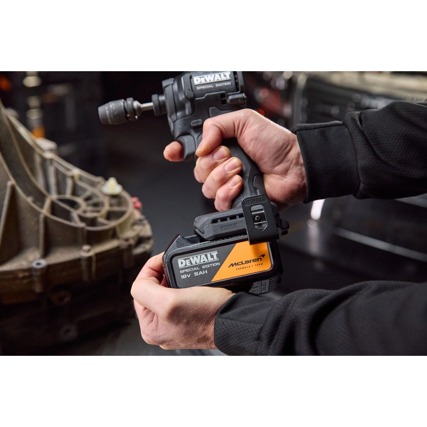 DeWALT X MCLAREN DCF86MP2T-QW 18V XR accu slagschroevendraaier set ( 2x 5.0Ah accu + lader)-image