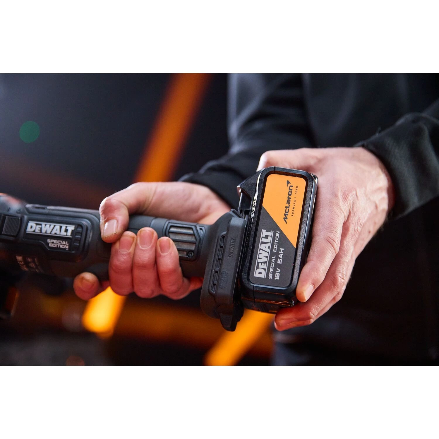 DeWALT X MCLAREN DCG45MP2T-QW 18V XR accu haakse slijper set (2x 5.0Ah accu + lader) - 125mm-image