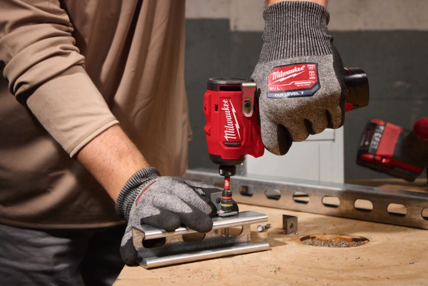 Milwaukee M12 BLIDRC-202C Kit visseuse à percussion sans fil 12 V Li-ion (2 batteries 2,0 Ah) dans un coffret - 124 Nm-image