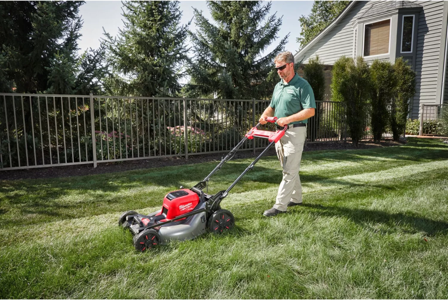 Milwaukee M18 F2LM53-122 FUEL 36V (2x18V) Li-ion accu zelfrijdende grasmaaier set (2x 12.0Ah Forge accu) - 53cm-image