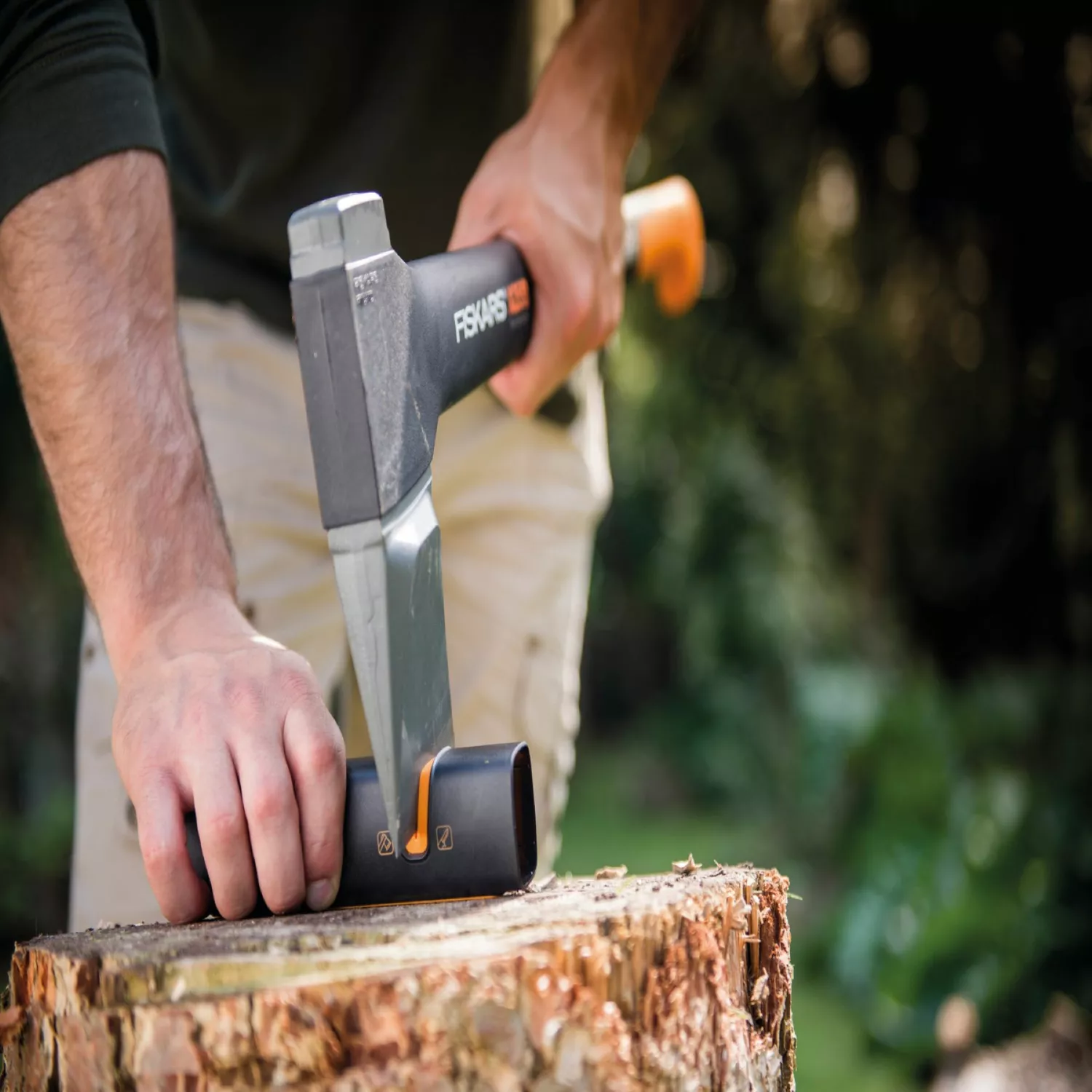 Fiskars - Aiguiseur pour haches et couteaux - Pierre à aiguiser en céramique/Boîtier en plastique renforcé de fibre de verre - Xsharp-image