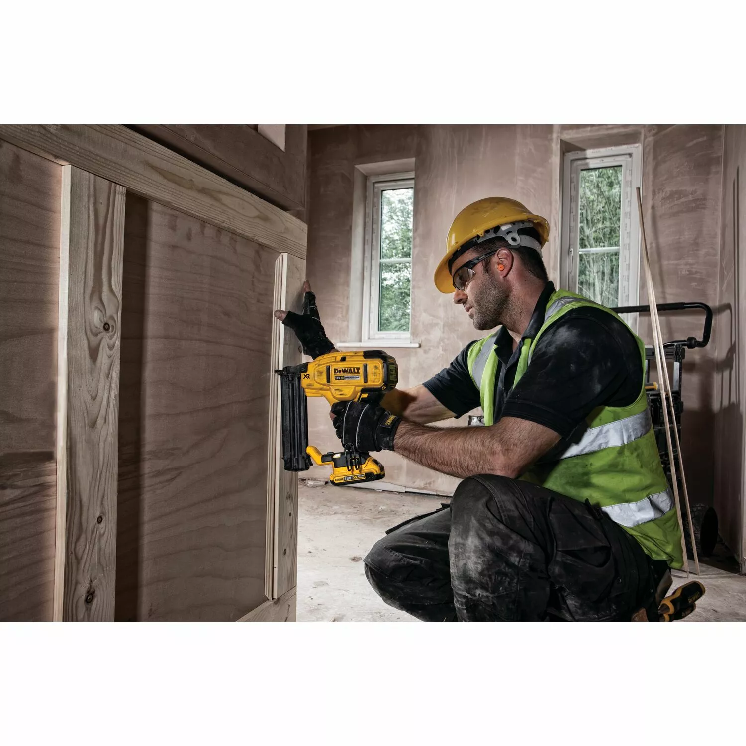 DeWALT DCN680D2-QW 18V Li-ion XR accu afwerktacker set (2x 2.0Ah) in TSTAK - 15-54mm - 18 Gauge - koolborstelloos-image