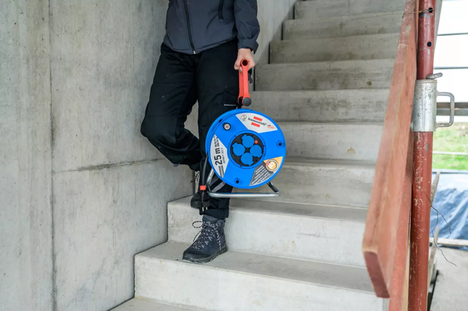 Brennenstuhl Enrouleur de câble Garant IP44 pour chantier et professionnel 25m H07RN-F 3G2.4-image