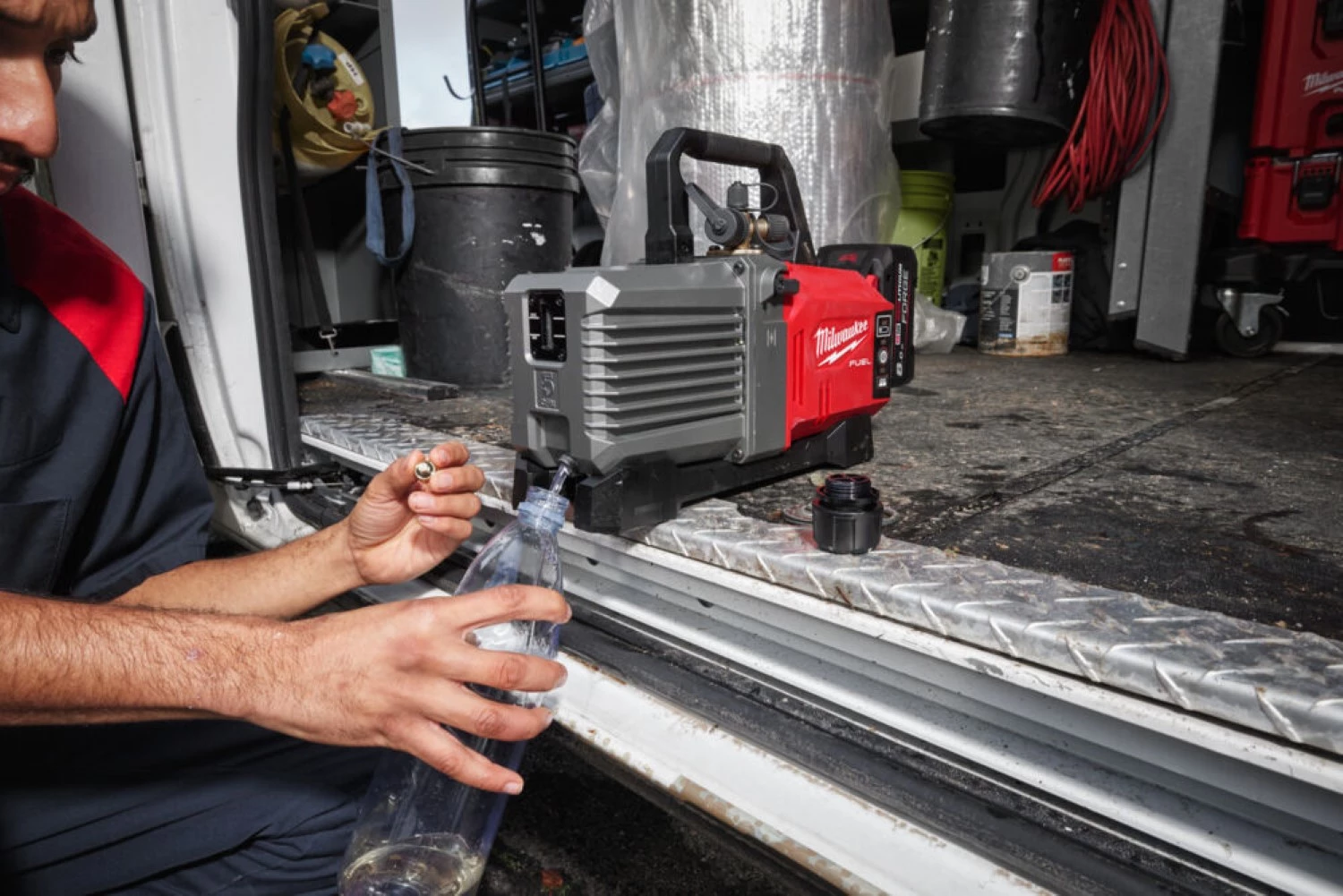 Milwaukee M18 FVP5-801 18 V Li-ion Pompe à vide sans fil (1 batterie 8,0 Ah)-image