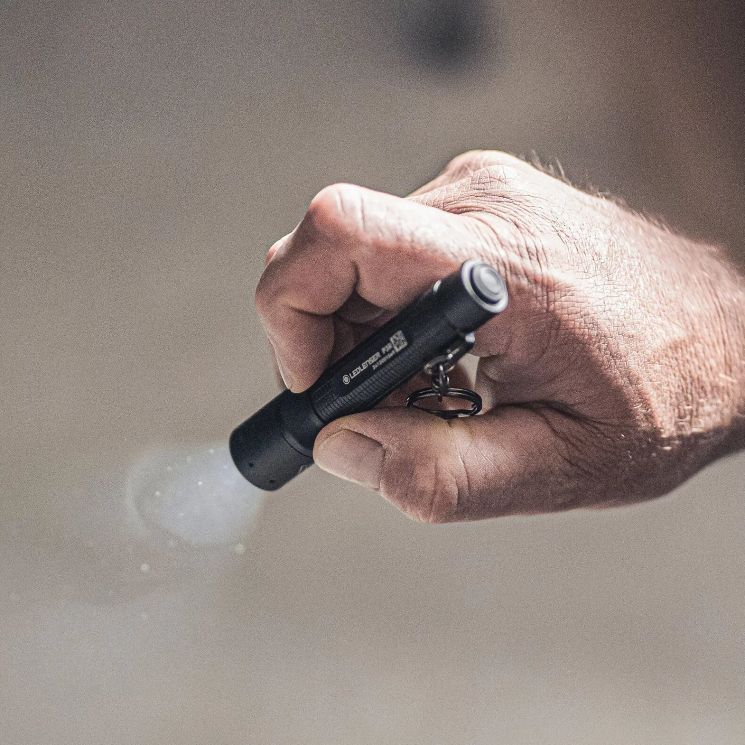 Ledlenser P3R Lampe torche LED - IP54 - 200Lm - Rechargeable-image