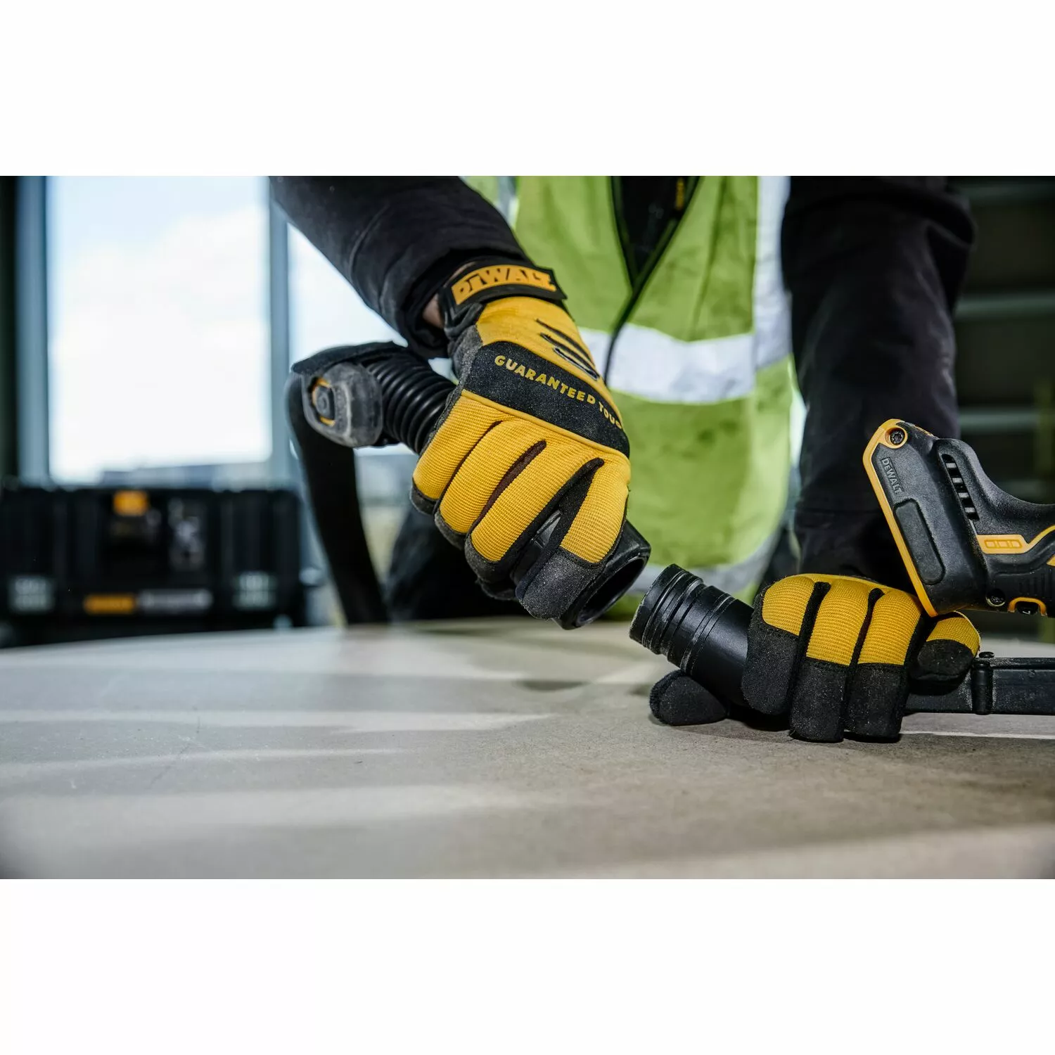 DeWALT DCV586MT2 54V Li-Ion Accu Bouwstofzuiger set (2x 6Ah accu) - Nat/Droog - 2000W - M-Klasse - 11L - koolborstelloos-image