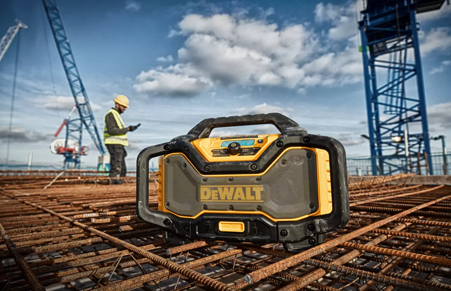 DeWALT DCR027-QW 18 V Li-ion XR batterie DAB+ radio de chantier avec fonction de recharge - fonctionne sur secteur et batterie-image