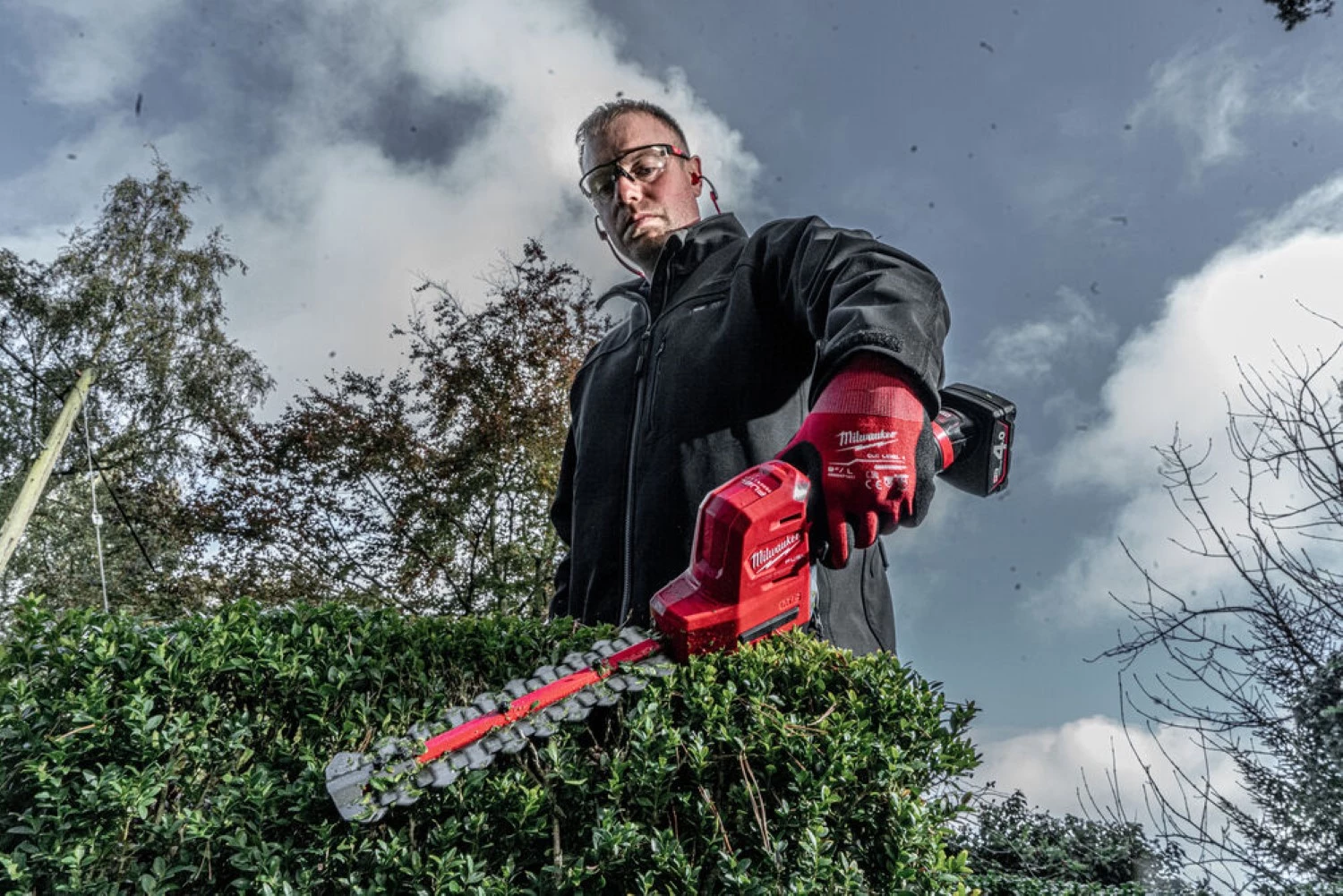 Milwaukee M12 FHT20-402 M12 FUEL™ 12V Li-Ion accu heggenschaar set (2x 4,0 Ah) - 200 mm - koolborstelloos-image