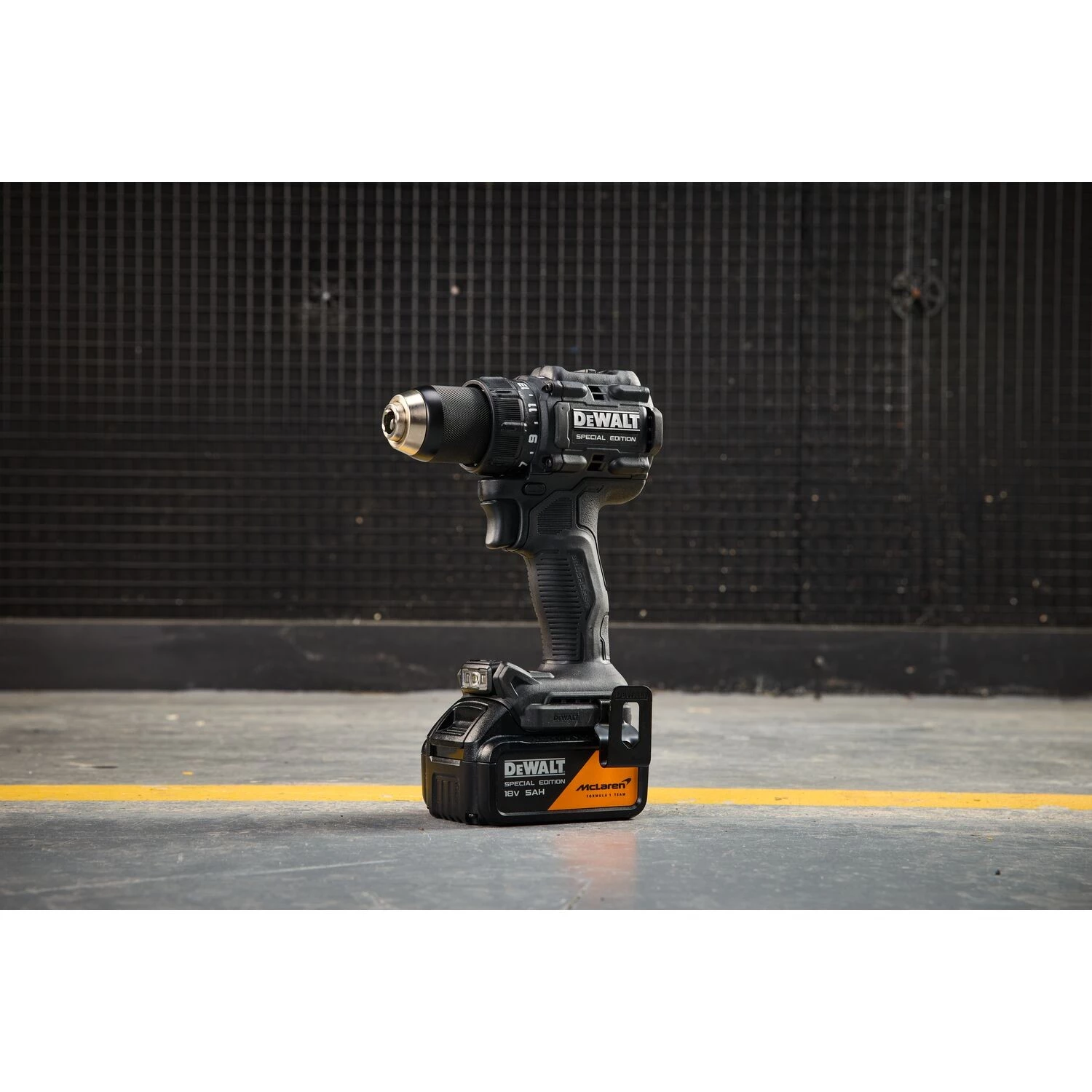 DeWALT X MCLAREN DCD81MP2T-QW 18V XR accu schroef-/boormachine set (2x 5.0Ah accu + lader)