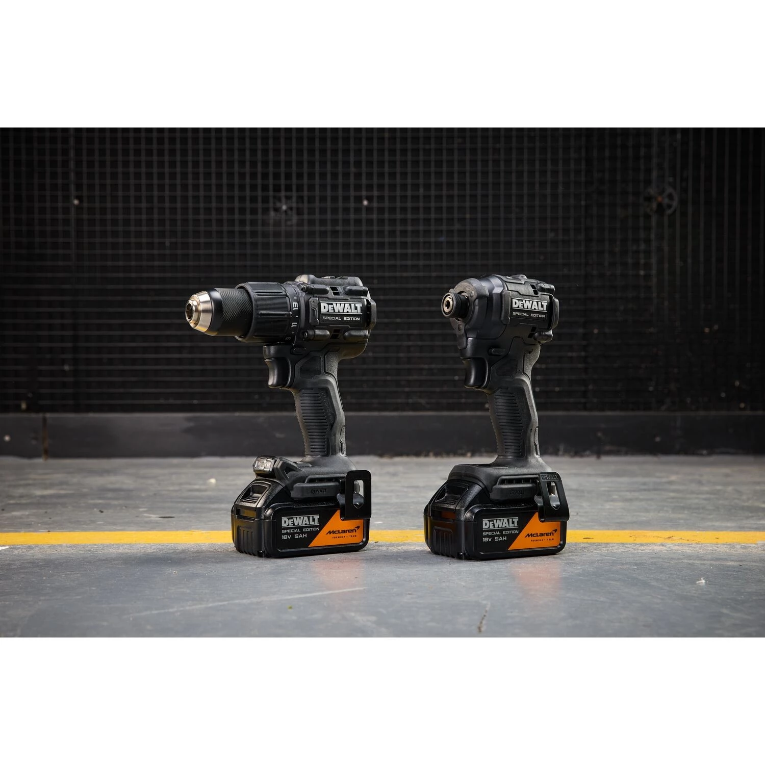 DeWALT X MCLAREN DCK2222MP2T-QW Perceuse-visseuse sans fil 18 V XR (DCD86M) & visseuse à chocs sans fil (DCF86M) ensemble combiné (2 batteries 5,0 Ah + chargeur)