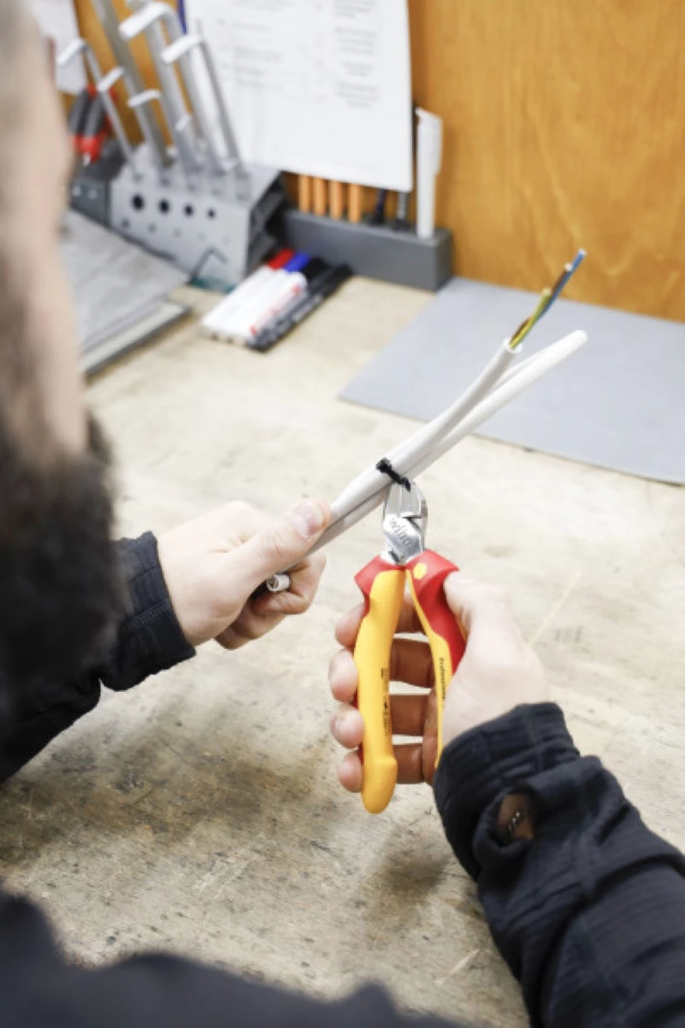 Wiha Z12118006 Professional Electric Zijkniptang met DynamicJoint - 180mm-image