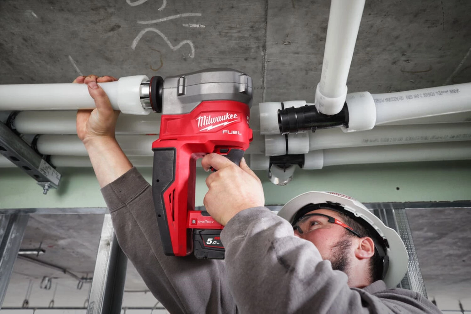 Milwaukee M18 FPXP-H10502C Kit de machine à expansion Uponor avec batterie Li-ion 18 V (2 batteries 5,0 Ah) dans un coffret-image