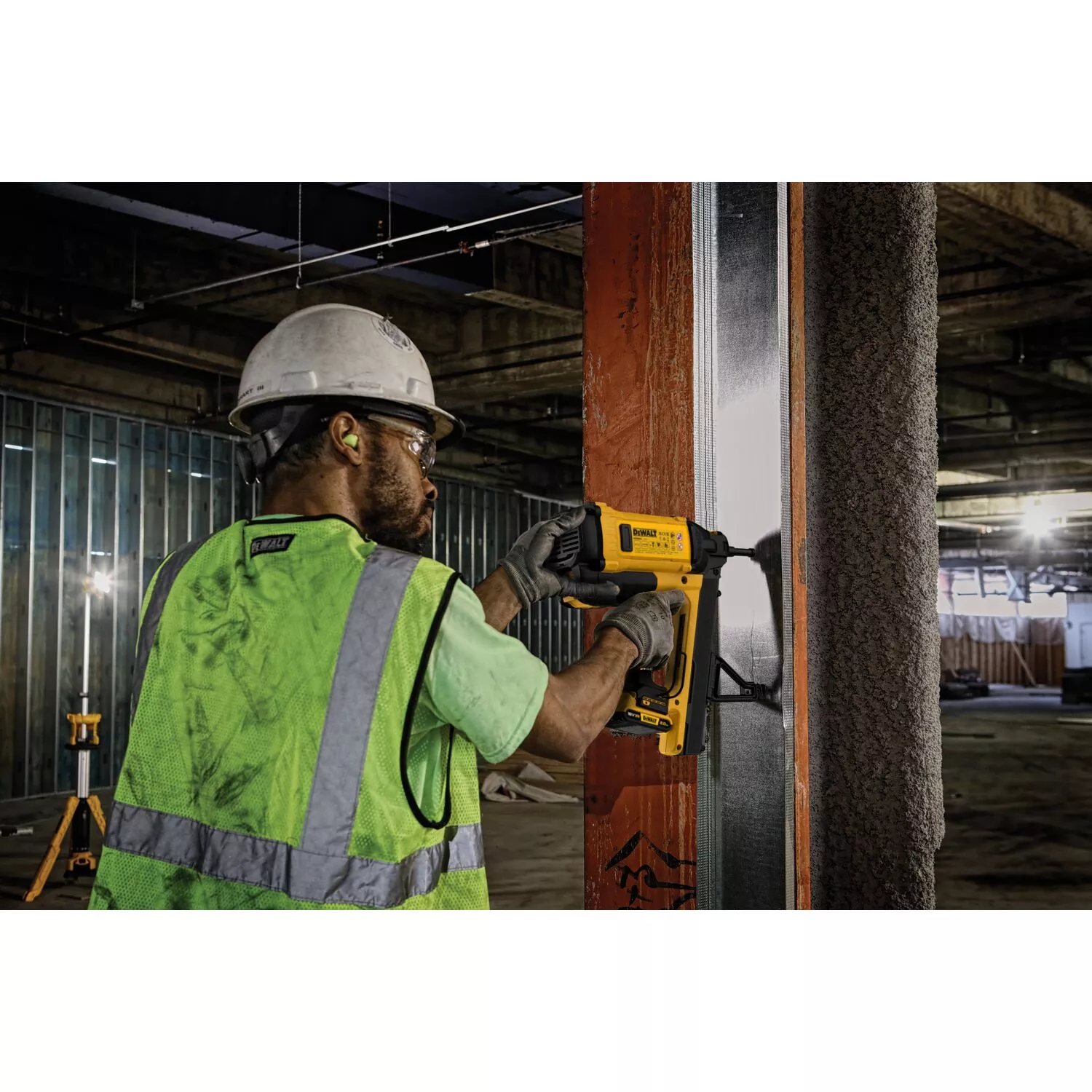 DeWALT DGN845D1 18 V Li-ion C6 TRAK-IT Kit agrafeuse à béton à gaz (1 batterie 2,0 Ah) dans un coffret - 13-40 mm-image