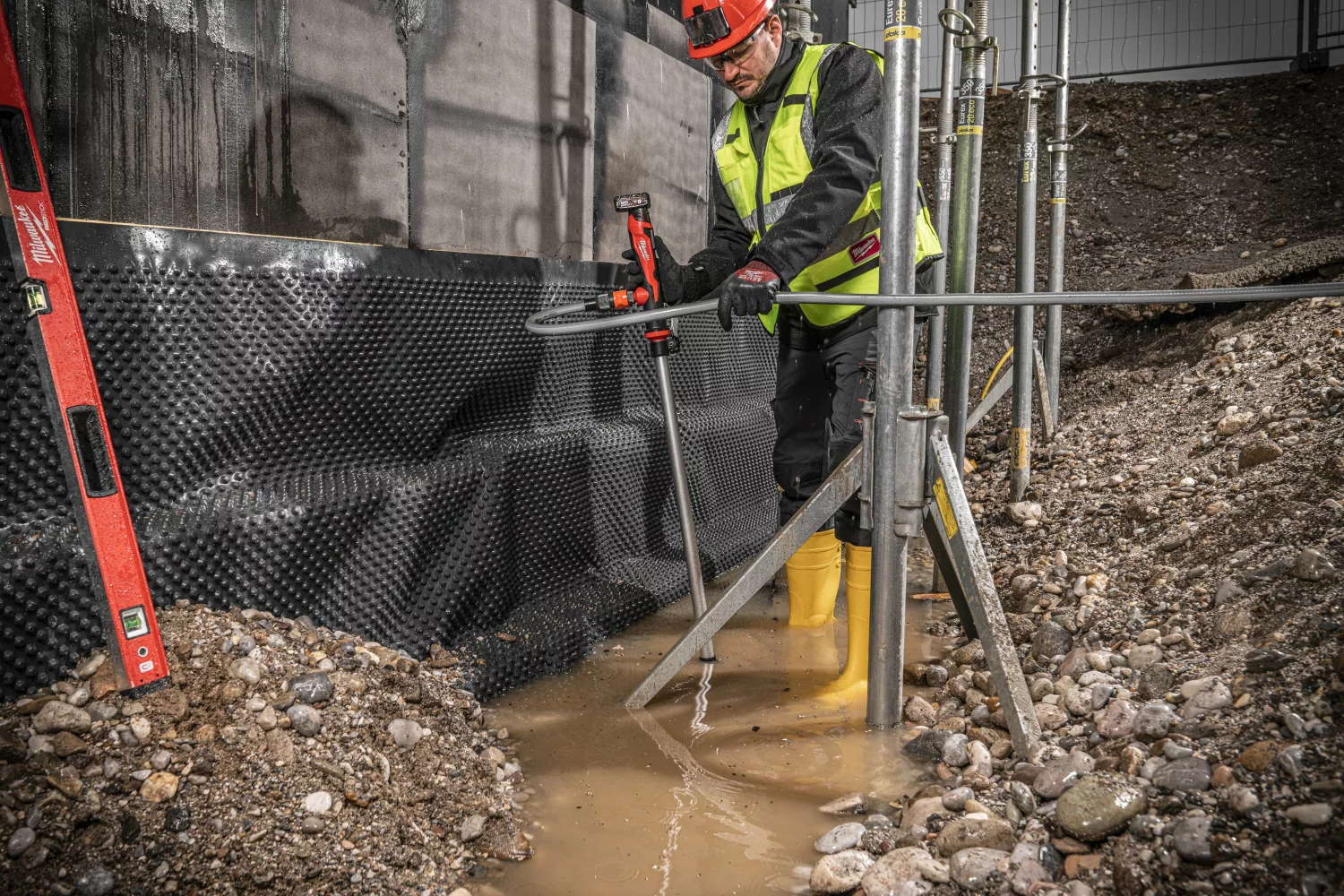 Milwaukee M12 BSWP-601 M12™ Hydropass™ Staafwaterpomp set - 34l/min - 12V-image