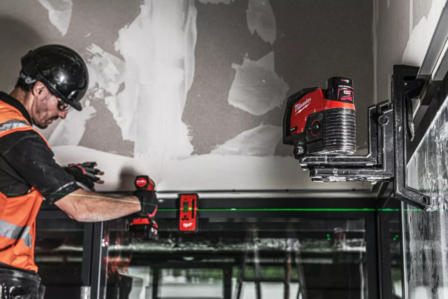 Milwaukee M12 CLLP-301C 12V Li-Ion accu laser set (1x 3,0Ah) in koffer - 2 lijnen - Groen - 38m-image