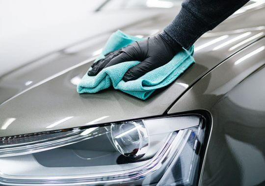 Auto schoonmaken aan de binnenkant en de buitenkant-image