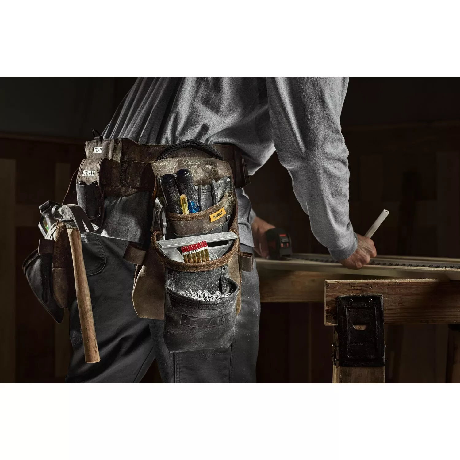 DeWALT DWST50113-1 Ceinture à outils - cuir - 18 poches-image