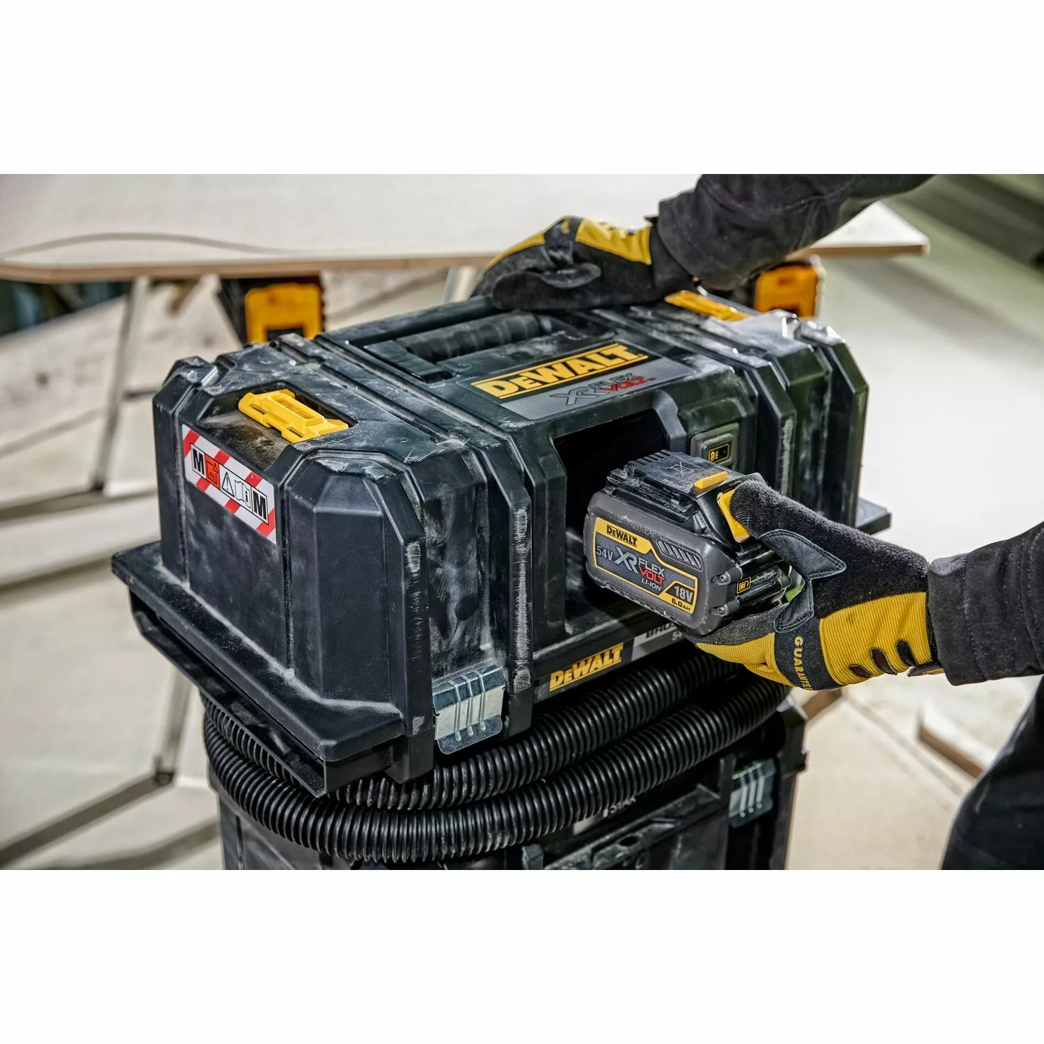 DeWALT DCV586MT2 54V Li-Ion Accu Bouwstofzuiger set (2x 6Ah accu) - Nat/Droog - 2000W - M-Klasse - 11L - koolborstelloos-image