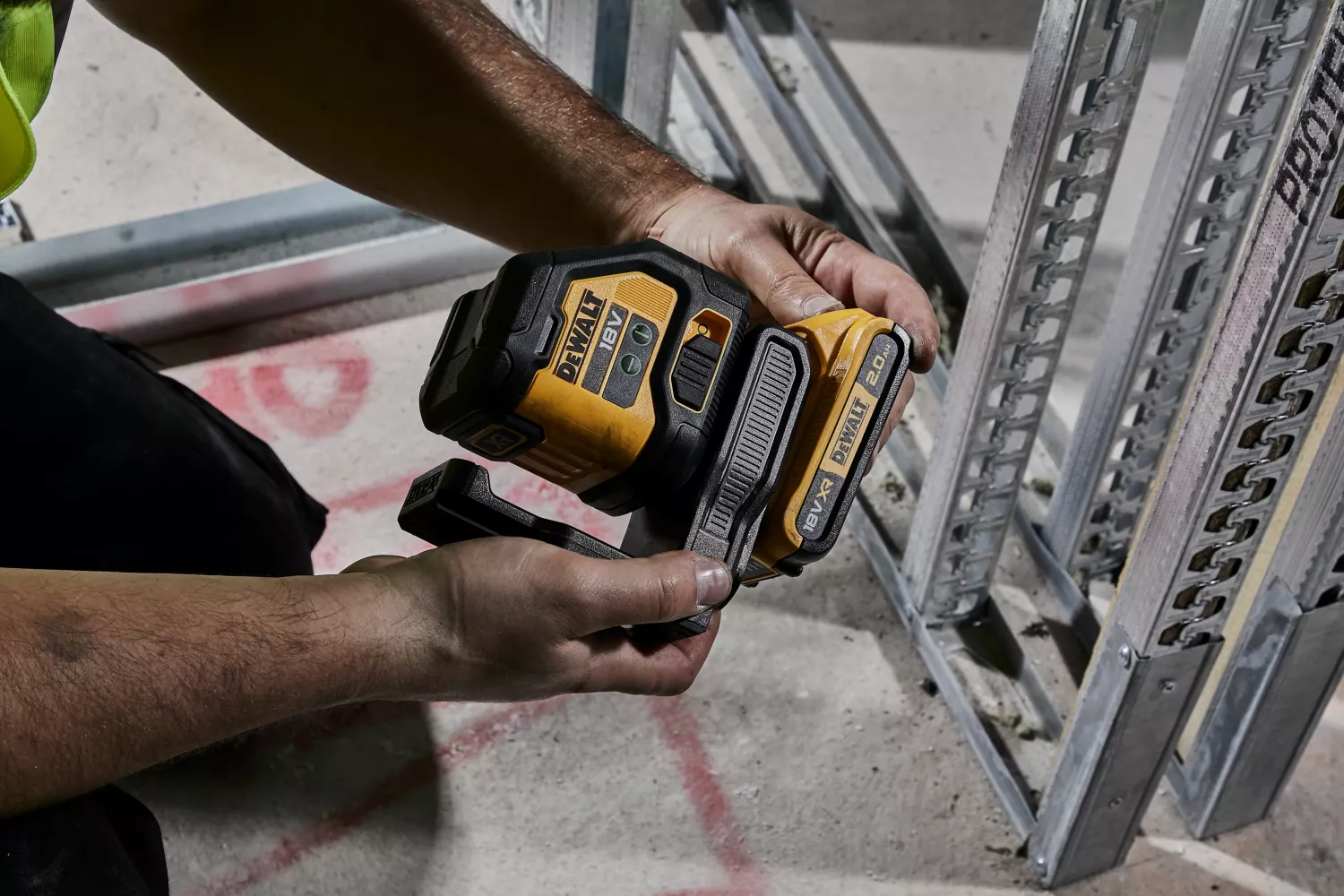 DeWALT DCLE34021D1 Laser à croix 18 V dans un coffret - Vert - 2 x 55 m - 2 lignes - IP54-image